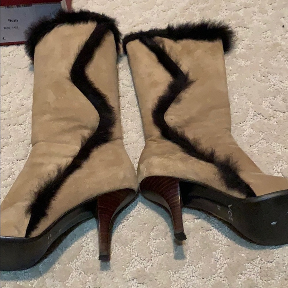 Vox size 6 camel suede and fur boot